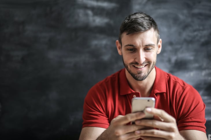 Hombre con iphone